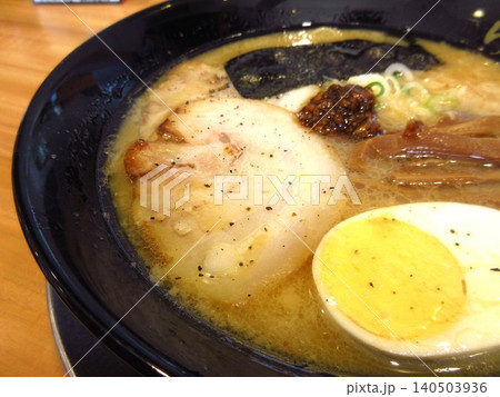 ラーメン専門店の濃厚な一杯 ラーメン専門店の濃厚な一杯 140503936