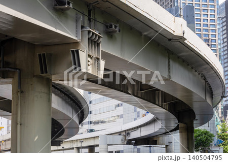 都市を走る高架高速道路 都市を走る高架高速道路 140504795