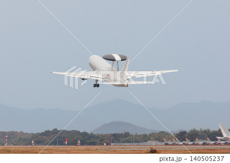 離陸上昇する航空自衛隊E-767早期警戒管制機 離陸上昇する航空自衛隊E-767早期警戒管制機 140505237
