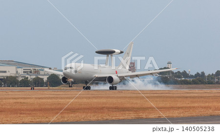 着陸する航空自衛隊E-767早期警戒管制機 140505238