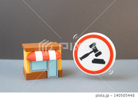A store and a court decision symbolizing business closure and legal action. Service quality disputes, asset seizure, property restrictions and commercial shutdown. A store and a court decision symbolizing business closure and legal action. Service quality disputes, asset seizure, property restrictions and commercial shutdown. 140505448