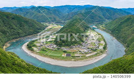 四万十川の大きな蛇行と山あいの集落を望む空撮パノラマ 四万十川の大きな蛇行と山あいの集落を望む空撮パノラマ 140506399