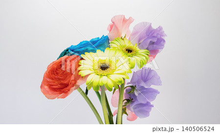 赤いラナンキュラスとガーベラとスイートピーの花アレンジメント 赤いラナンキュラスとガーベラとスイートピーの花アレンジメント 140506524