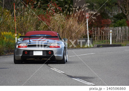 郊外を走るオープンカー 郊外を走るオープンカー 140506860