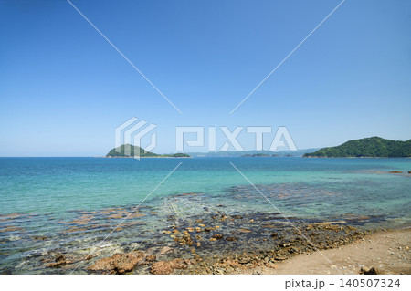 鷹島(左)・苅藻島(右)・名南風鼻を望む 【和歌山県日高郡由良町】 鷹島(左)・苅藻島(右)・名南風鼻を望む 【和歌山県日高郡由良町】 140507324
