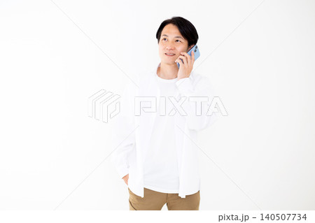 スマホで通話する白いシャツを着たミドル男性のポートレート白バック スマホで通話する白いシャツを着たミドル男性のポートレート白バック 140507734