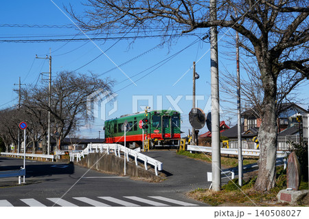 栃木県の踏切を通過する真岡鉄道のローカル列車 栃木県の踏切を通過する真岡鉄道のローカル列車 140508027