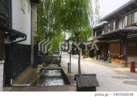 瀬戸川と白壁土蔵街・飛騨古川(岐阜県・飛騨市) 瀬戸川と白壁土蔵街・飛騨古川(岐阜県・飛騨市) 140508036