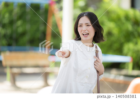 公園で子どもに注意をする母親 危ないから気を付けて~! 公園で子どもに注意をする母親 危ないから気を付けて~! 140508381