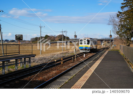 関東鉄道常総線を走る単行列車とローカル駅ホームの風景 関東鉄道常総線を走る単行列車とローカル駅ホームの風景 140509070