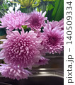 花瓶に入れた菊の花 140509334