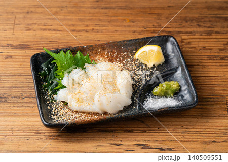 ごま油と塩でさっぱりと食べる新鮮な生タコのお刺身 ごま油と塩でさっぱりと食べる新鮮な生タコのお刺身 140509551