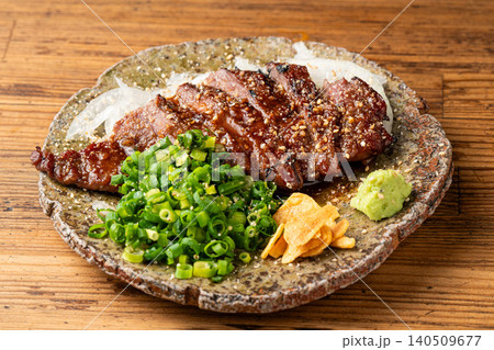 炭火で香ばしく焼き上げたジューシーな牛ハラミ 炭火で香ばしく焼き上げたジューシーな牛ハラミ 140509677