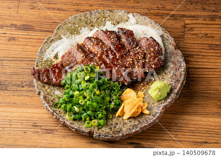 炭火で香ばしく焼き上げたジューシーな牛ハラミ 炭火で香ばしく焼き上げたジューシーな牛ハラミ 140509678