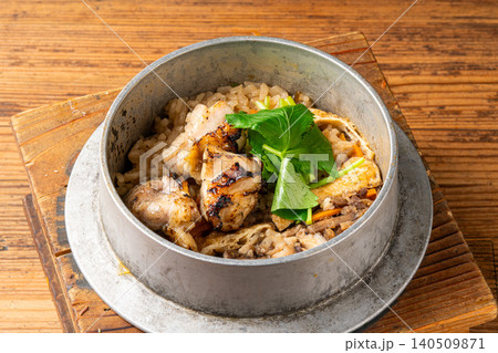 具だくさんで優しい味わいの定番鶏五目釜飯 具だくさんで優しい味わいの定番鶏五目釜飯 140509871