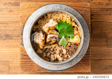 具だくさんで優しい味わいの定番鶏五目釜飯 具だくさんで優しい味わいの定番鶏五目釜飯 140509872