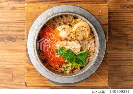 ホタテとイクラを贅沢にトッピングした豪華な釜飯 ホタテとイクラを贅沢にトッピングした豪華な釜飯 140509881