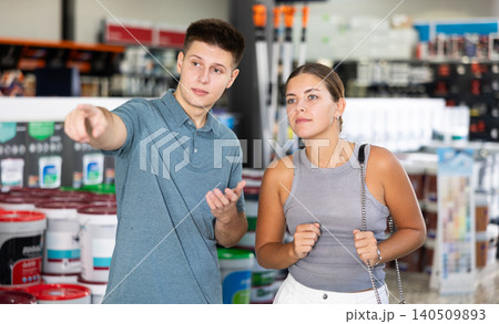 Spouses in store of construction goods discusses purchase of consumables for overhaul Spouses in store of construction goods discusses purchase of consumables for overhaul 140509893