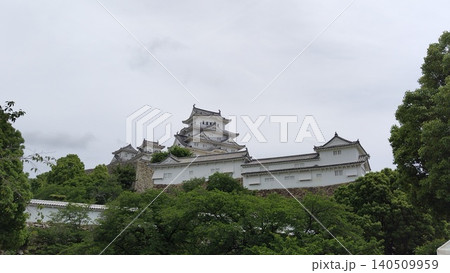 自然豊かな城郭と姫路城の風景 自然豊かな城郭と姫路城の風景 140509959