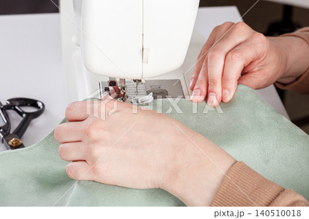 Sewing machine, stitching fabrics, needle in a round plan Sewing machine, stitching fabrics, needle in a round plan 140510018