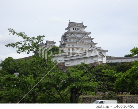 白鷺のようにそびえる姫路城の美しい天守 白鷺のようにそびえる姫路城の美しい天守 140510450