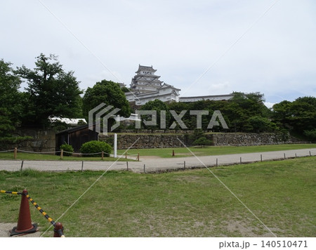 広場越しに望む姫路城の壮麗な全景 広場越しに望む姫路城の壮麗な全景 140510471
