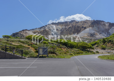 北海道函館市恵山登山口駐車場と活火山恵山 北海道函館市恵山登山口駐車場と活火山恵山 140510480