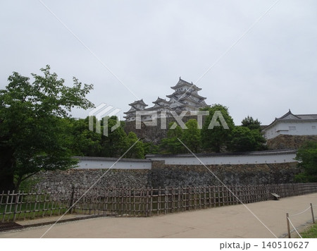 砂地の道から望む姫路城の壮麗な姿 140510627