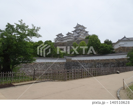 砂地の道から望む姫路城の壮麗な姿 砂地の道から望む姫路城の壮麗な姿 140510628