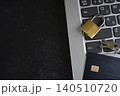 真上から見たキーボード上の施錠された南京錠とクレジットカード 140510720