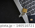 真上から見たキーボード上の開いた南京錠とクレジットカード 140510721