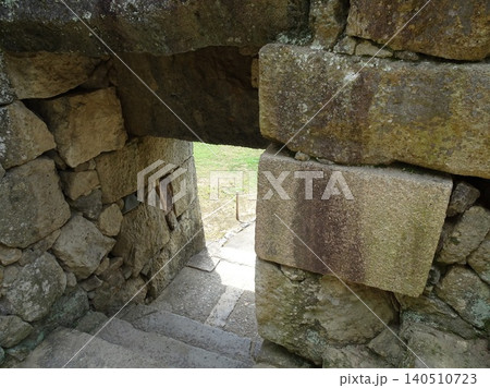 城郭の石組みが美しい姫路城の通路 城郭の石組みが美しい姫路城の通路 140510723