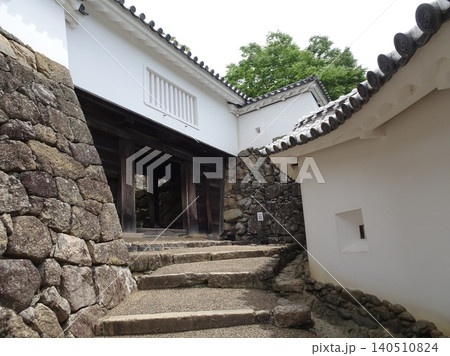 姫路城の石垣と白壁が続く城郭通路・歴史を感じる城門の風景 姫路城の石垣と白壁が続く城郭通路・歴史を感じる城門の風景 140510824