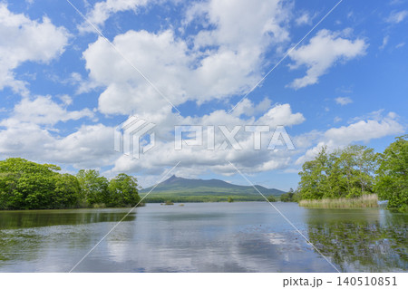 大沼国定公園から望む北海道駒ヶ岳と大沼の風景 140510851