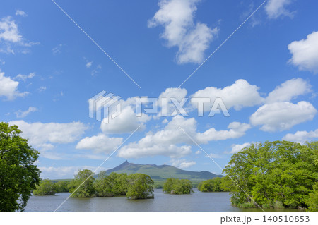 大沼国定公園から望む北海道駒ヶ岳と大沼の風景 140510853
