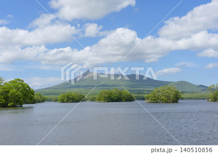 大沼国定公園から望む北海道駒ヶ岳と大沼の風景 大沼国定公園から望む北海道駒ヶ岳と大沼の風景 140510856