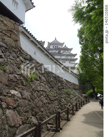 姫路城の天守と石垣を見上げる風景・世界遺産の壮麗な城郭建築 姫路城の天守と石垣を見上げる風景・世界遺産の壮麗な城郭建築 140510866