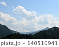 青空と白い雲が広がる豊かな山並みの風景 140510941