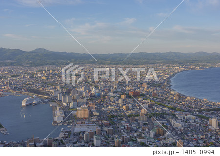 函館山展望台から望む函館市街と函館港の大パノラマ 函館山展望台から望む函館市街と函館港の大パノラマ 140510994