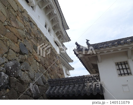 姫路城の石垣と白漆喰の城郭建築・伝統的な屋根瓦が美しい世界遺産の風景 姫路城の石垣と白漆喰の城郭建築・伝統的な屋根瓦が美しい世界遺産の風景 140511079