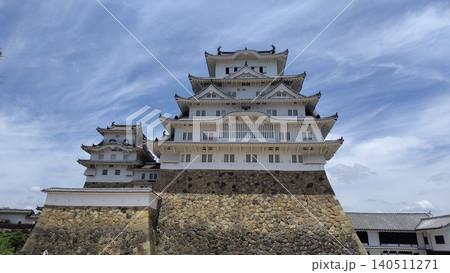 姫路城の壮麗な天守と白漆喰の城郭建築・世界遺産の美しい風景 姫路城の壮麗な天守と白漆喰の城郭建築・世界遺産の美しい風景 140511271