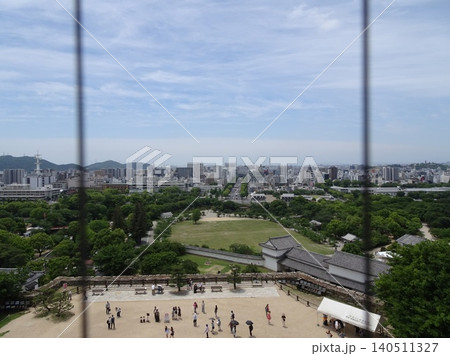 姫路城から望む城下町と市街地の風景・世界遺産からの俯瞰ビュー 140511327