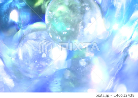 青いガラス玉の夏のイメージ背景 青いガラス玉の夏のイメージ背景 140512439