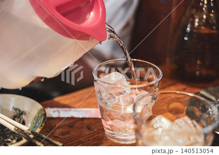 【#飲み物】コップへ水を注ぐ様子 【#飲み物】コップへ水を注ぐ様子 140513054