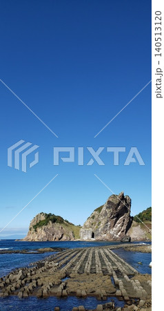 青空の海岸にそびえる奇岩と消波ブロックの夏の風景 青空の海岸にそびえる奇岩と消波ブロックの夏の風景 140513120