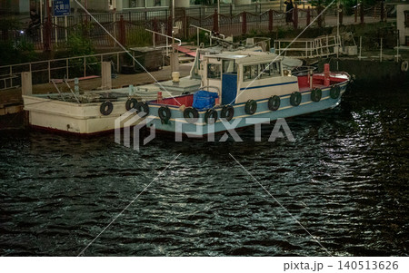 船舶 港 夜景 水面 反射 係留船 河川 都市風景 夜の水辺 日本 船舶 港 夜景 水面 反射 係留船 河川 都市風景 夜の水辺 日本 140513626