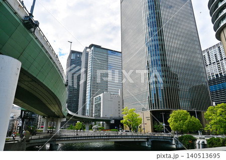 大阪市北区の中之島S字橋と高層ビル群 大阪市北区の中之島S字橋と高層ビル群 140513695