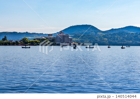 朝の東郷湖のしじみ漁の風景 朝の東郷湖のしじみ漁の風景 140514044