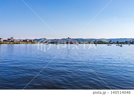 朝の東郷湖のしじみ漁の風景 朝の東郷湖のしじみ漁の風景 140514046