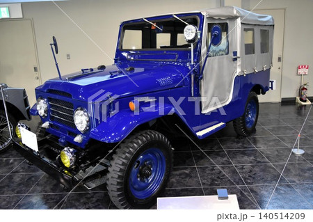 ショールームに展示された四輪駆動車 140514209